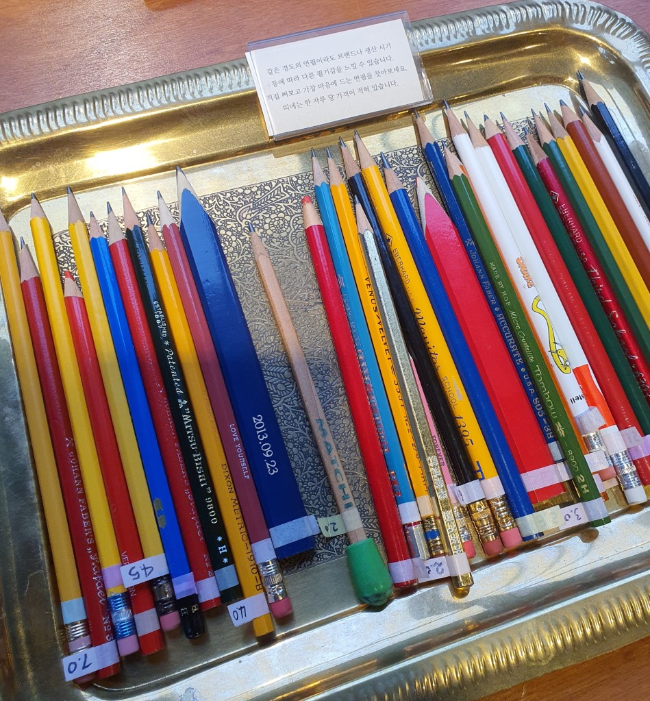 tray of different pencils