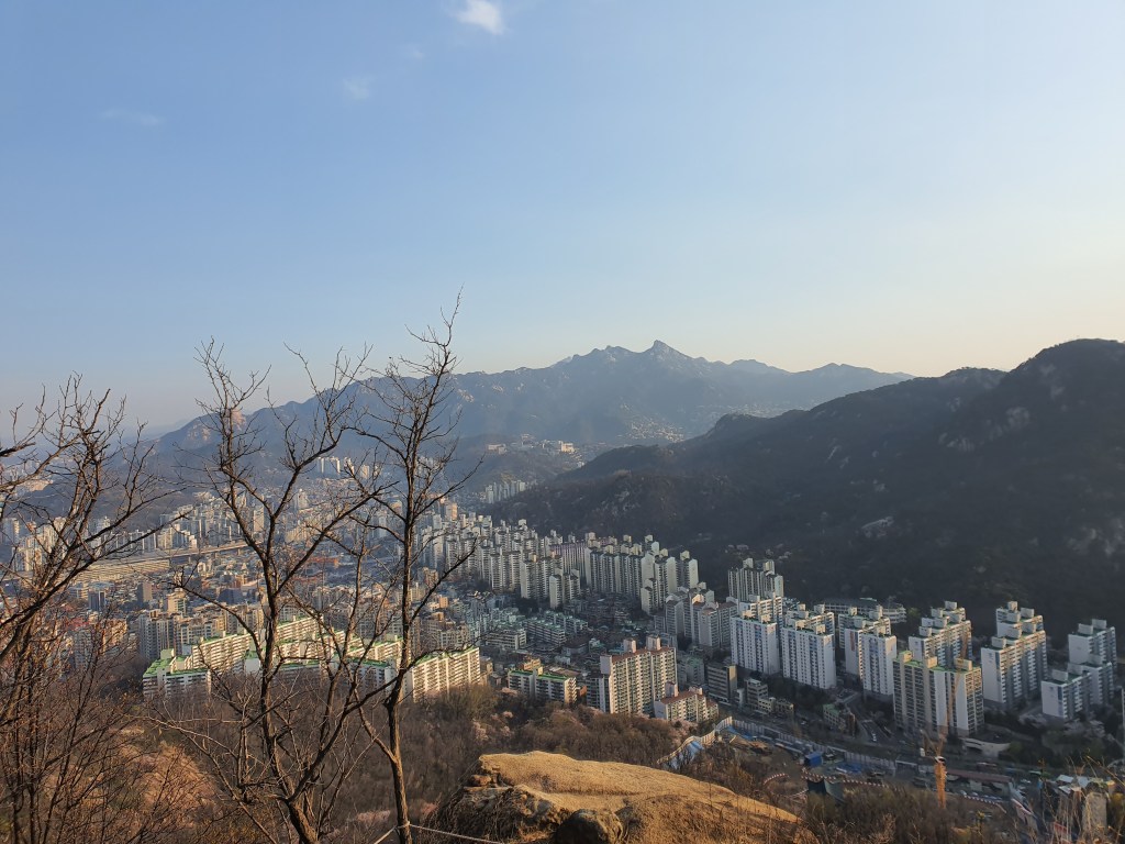 seoul apartments base mountain